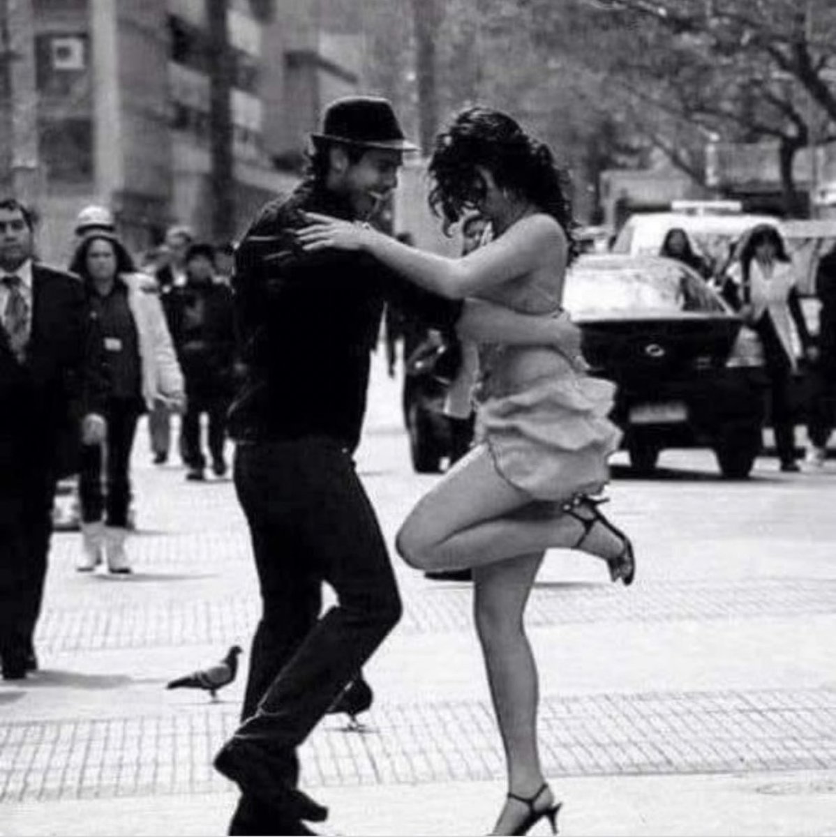 Улаан дарс хүртэж 
Үүр цайтал бүжих юмсан ... 😌