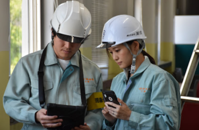 umecoumeko's tweet photo. 今回のLPをつくるにあたって、トップ写真は、
・モデル👷👷♀️
・カメラマン📸
・備品⛑🚧
・構図🎭
・編集🖥️
オール自前で行いました✨
優秀なカメラマンと役どころバッチリなモデル陣、そしてセンス抜群のデザイナーさんによる自慢のLPです😊♥
#SynQCall
#遠隔臨場
#現場の働き方改革 https://t.co/VAljayrnIg