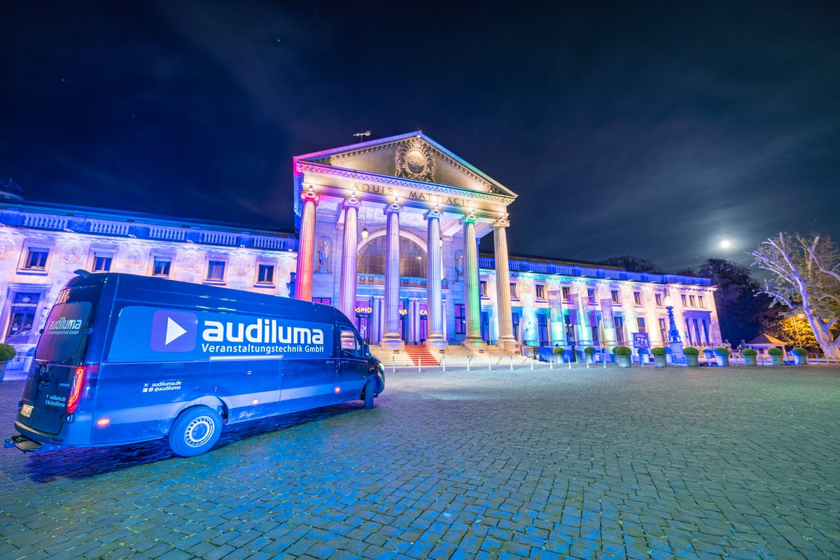 Tolle Aktion unseres Dienstleisters #audiluma Veranstaltungstechnik GmbH! Die #Corona-Zwangspause wird genutzt, um der Landeshauptstadt Wiesbaden durch die Beleuchtung bekannter Gebäude #Lichtblicke zu verleihen. Wann genau die Aktionen stattfinden, bleibt bewusst geheim!