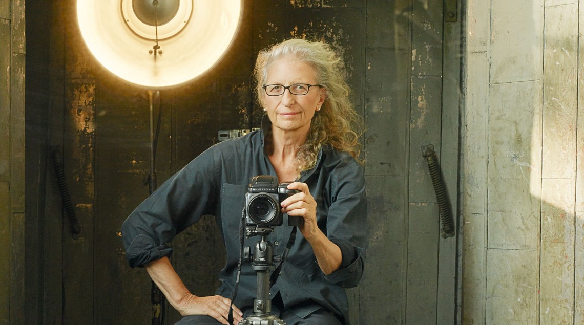 proyectolabrys's tweet photo. 💫¡Empezamos nueva semana!💫
El #LdeLabrys de hoy está dedicado a la fotógrafa estadounidense @annieleibovitz, la primera mujer en exponer en la Galería Nacional de Retratos de Washington 👏
📸 QTopLife https://t.co/sMVmCY8IIu