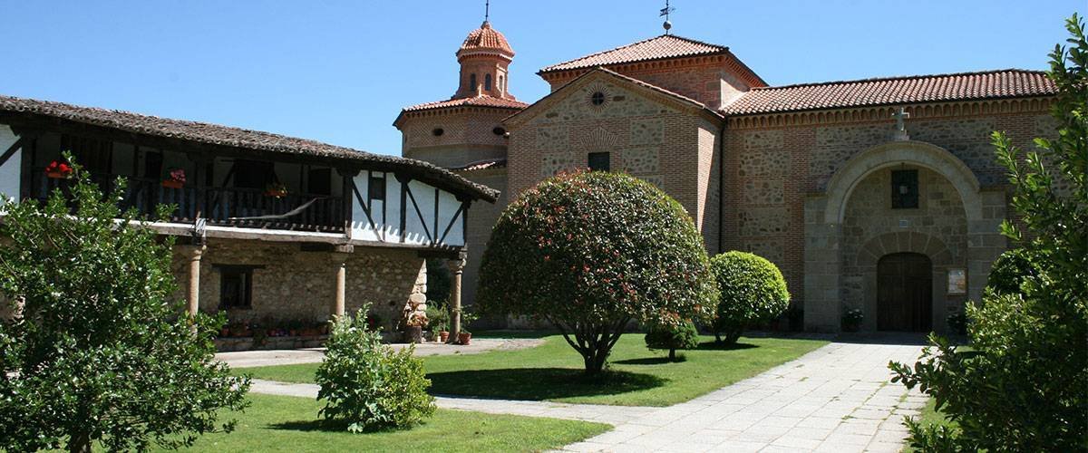 faplousdi's tweet photo. Cruzan Candeleda, puerta de #Extremadura salpicada de naranjos, olivos y tabaco, buscando el Santuario de la Virgen de Chilla, donde “comenzaron a brillar las estrellas en el cielo azul purísimo”. https://t.co/Mv3eXipD7A