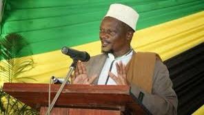 kigogo2014's tweet photo. Matokeo ya maombi yenu ya kitaifa ya siku 3 yameanza kuzaa matunda sasa;
👉Mufti amepata corona 🦠🦠 na yuko karantini Masaki kwenye nyumba ya serikali
👉Ndugu zake wametoka Tanga kuja kumuona tangu Ijumaa wamezuiliwa kumuona  na wako mpaka sasa nyumbani kwake Kinondoni https://t.co/rKgmMOLckC