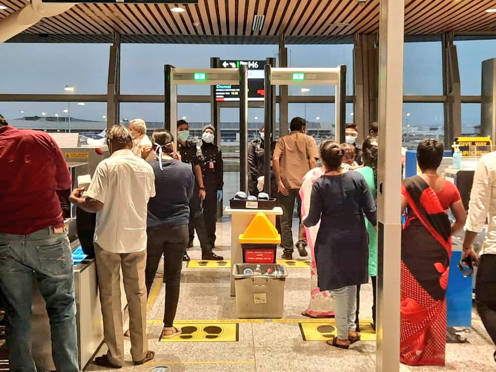 hcikl's tweet photo. Passengers queing up  to board the 3rd  #VandeBharatMission ✈ KL-Chennai IX 0687.  @PMOIndia @DrSJaishankar @HardeepSPuri @MOS_MEA @CMOTamilNadu @harshvshringla @MEAIndia @MalaysiaMFA @MoCA_GoI @airindiain @pibchennai https://t.co/HJ2bY16gz7