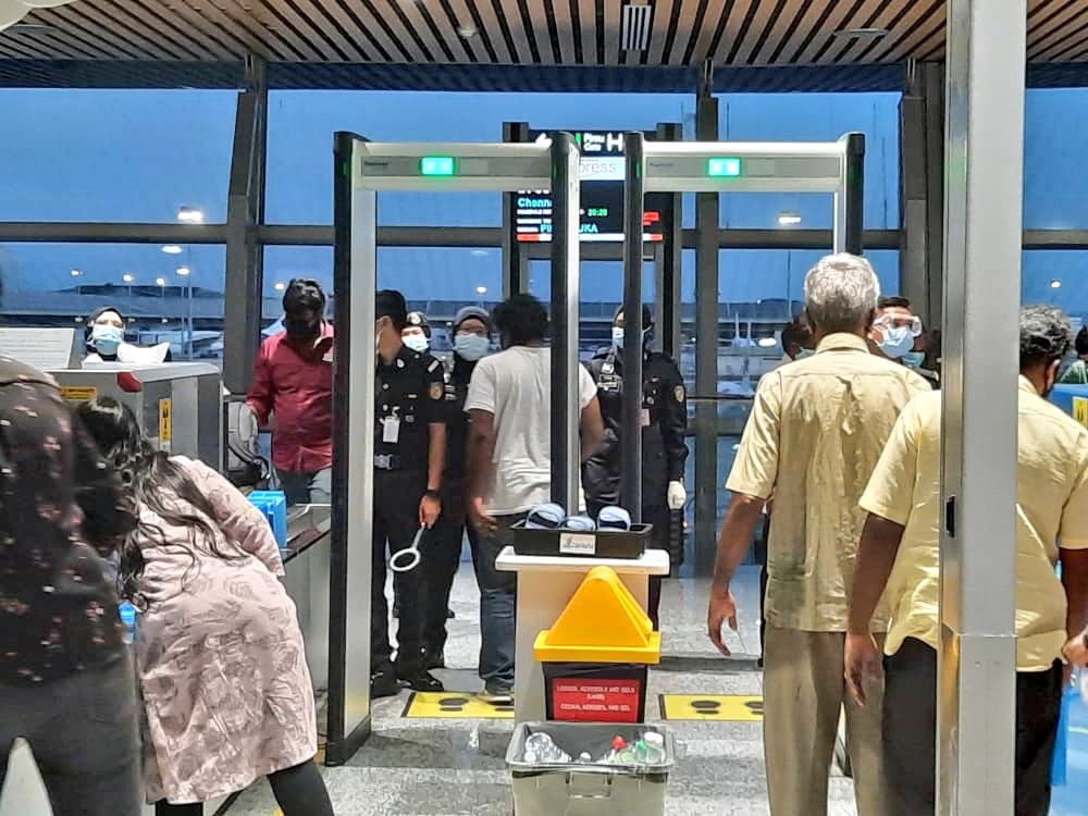hcikl's tweet photo. Passengers queing up  to board the 3rd  #VandeBharatMission ✈ KL-Chennai IX 0687.  @PMOIndia @DrSJaishankar @HardeepSPuri @MOS_MEA @CMOTamilNadu @harshvshringla @MEAIndia @MalaysiaMFA @MoCA_GoI @airindiain @pibchennai https://t.co/HJ2bY16gz7
