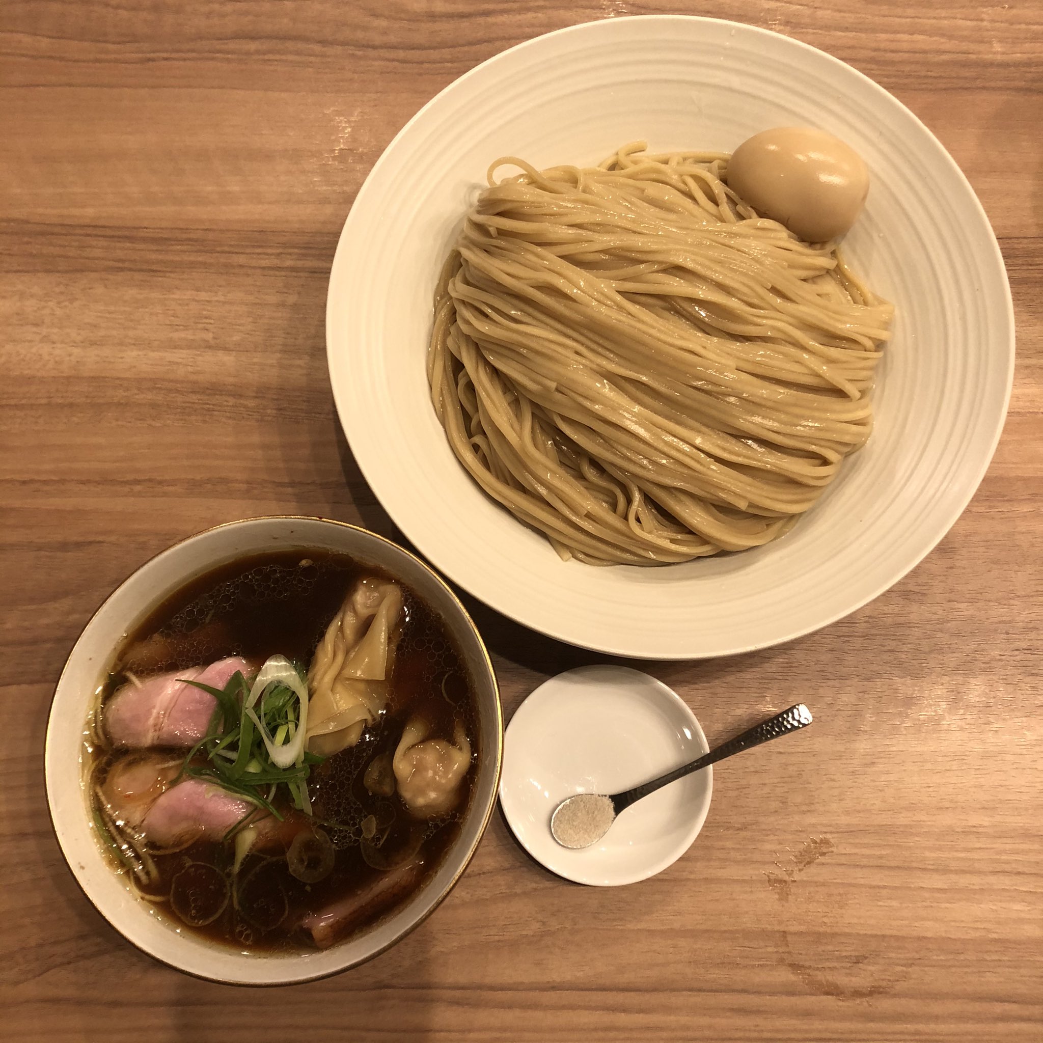 Ndo 麺処ほん田 秋葉原 賄い 今日はね 特製醤油つけ麺 特盛 雲呑トッピング 私は 醤油つけ麺が1番好きです ツケダレの中に沢山チャーシュー入ってる たらふく美味い賄いが食べれて幸せです みんながフォローしてくれたから 今日も