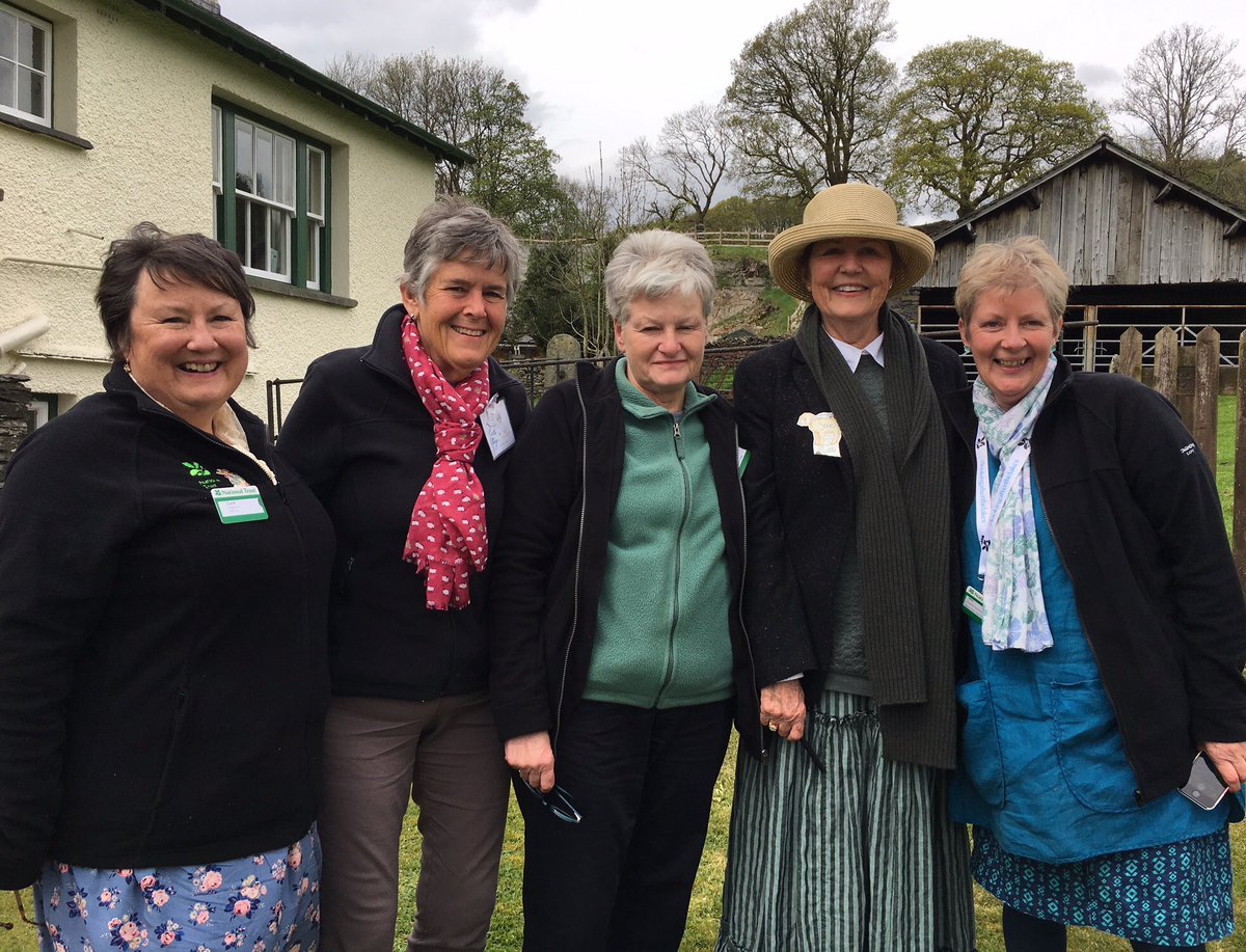 wardcarol590's tweet photo. Can it really be 2 years ago since we met beautiful @SharonSTealover @dearsusanbranch , Joe & so many other girlfriends in the garden at Castle Cottage? Sweet memories 🙏🥰 #picnic #England #garden #beatrixpotter #susanbranch https://t.co/VMQmOb69F3