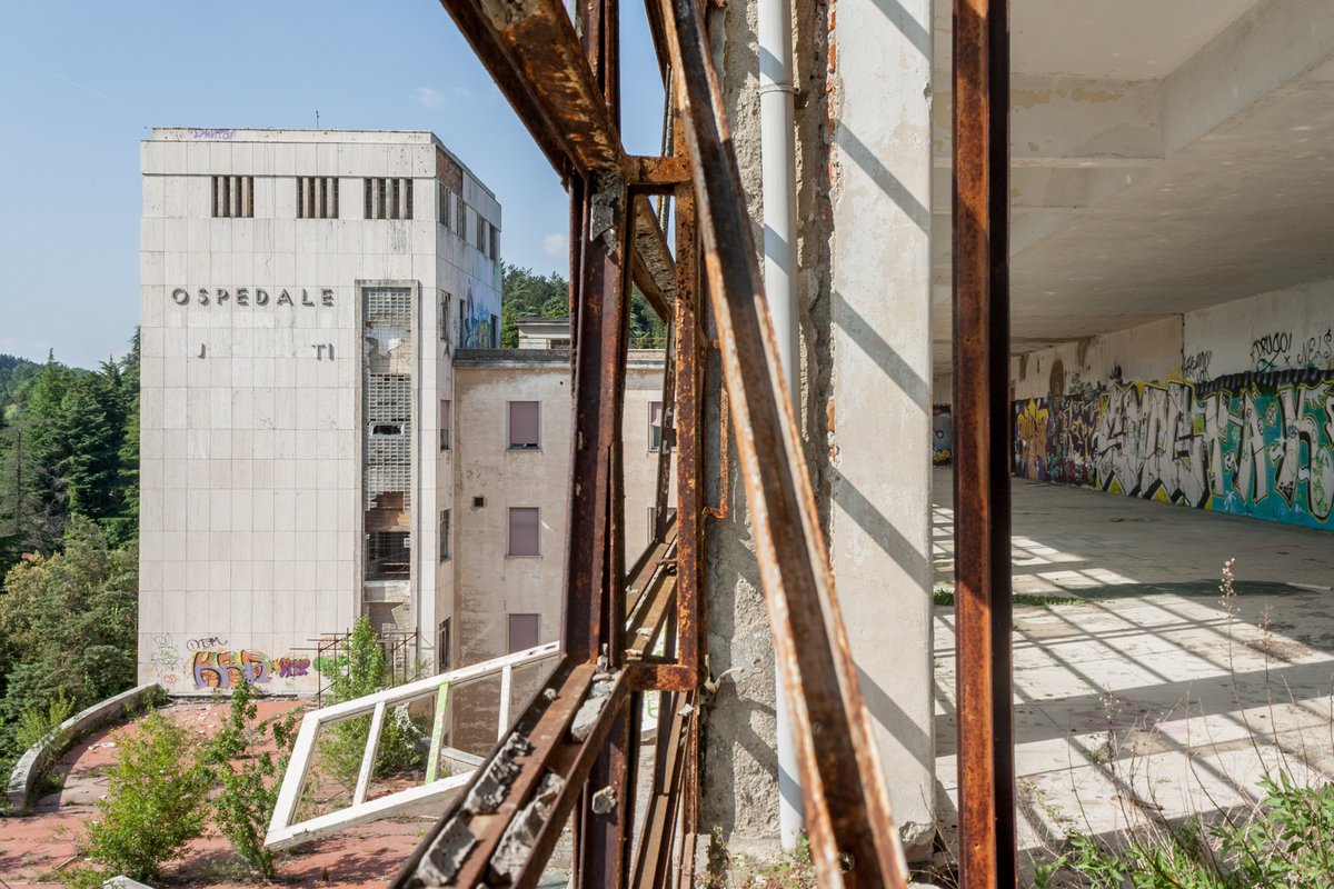 juliotavolo's tweet photo. https://t.co/G75XvTYa9n
THIS HOSPITAL IS KNOWN AS THE BANTI SANATORIUM. IT IS CONSIDERED ONE OF THE MOST INTERESTING EXAMPLES OF HOSPITAL ARCHITECTURE OF THE TWENTIETH CENTURY IN TUSCANY. OPENED IN THE EARLY 1930S, THE BANTI SENATORIUM CLOSED DOWN AND WAS ABANDONED IN 1989. https://t.co/R3biyvTpoa