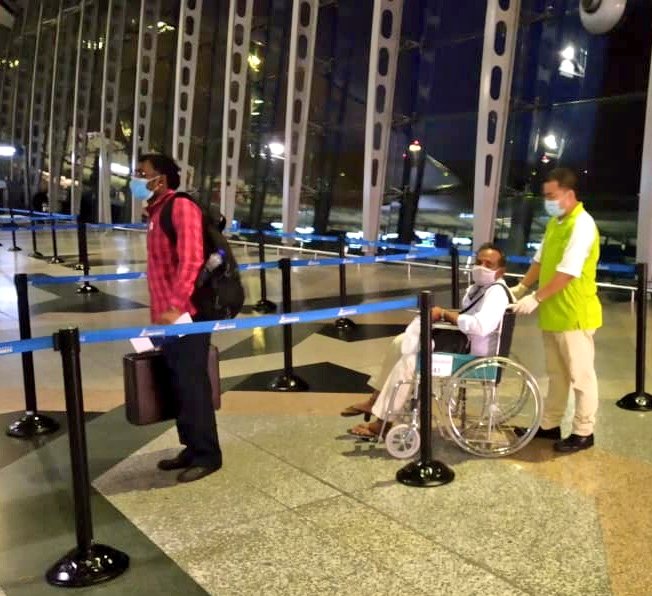 hcikl's tweet photo. Passengers queing up  to board the 3rd  #VandeBharatMission ✈ KL-Chennai IX 0687.  @PMOIndia @DrSJaishankar @HardeepSPuri @MOS_MEA @CMOTamilNadu @harshvshringla @MEAIndia @MalaysiaMFA @MoCA_GoI @airindiain @pibchennai https://t.co/HJ2bY16gz7