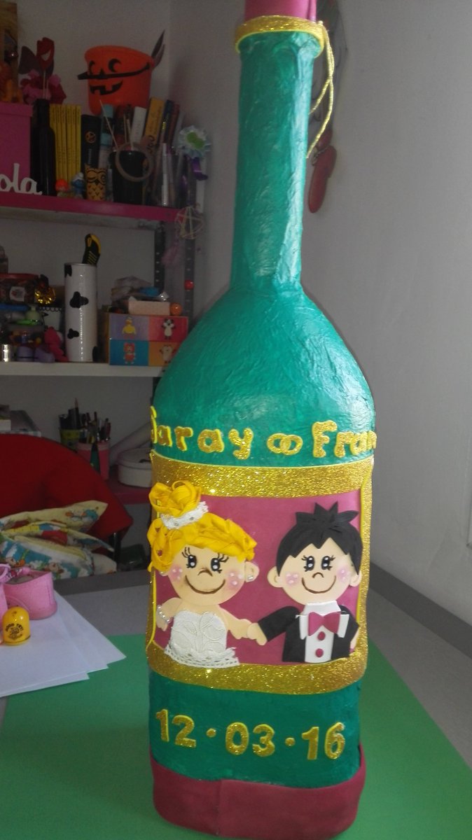 Fofugirl's tweet photo. ¿Quieres un regalo original y hecho a mano? Contacta conmigo y tendrás un regalo en goma eva súper original cómo está botella hucha para novios.
Feliz lunes!!!! https://t.co/L38IjgIkt1