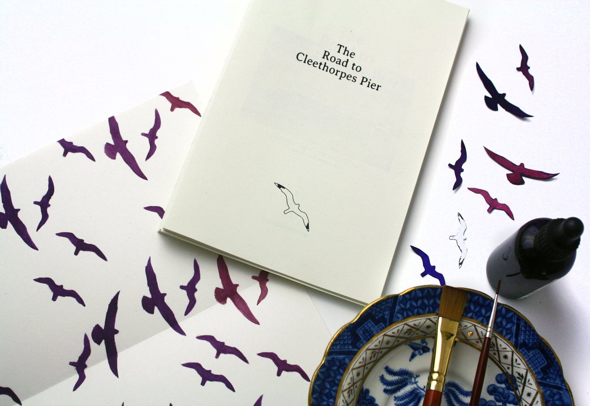 lornagrayillus's tweet photo. #Bookbinding again, and this time for an author who isn't me!
I'm binding a special hand bound volume of @RoyallMargaret's captivating memoir of a seaside childhood #TheRoadtoCleethorpesPier @CrumpsBarn
This is one of the end papers ready to be attached to the pages* https://t.co/90Q13F93Rg