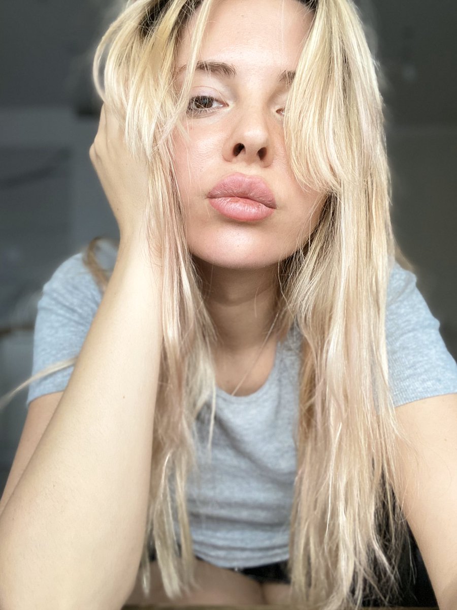 GallahRobak's tweet photo. Ты спросишь:где выход?
Тот,кто ответит:выход в окне- ещё сильней загонит тебя в тупик 
Друг они или враг?

Друг.определенно.
Мы вырастем.мы все поймём. https://t.co/0tjCPvlrnz