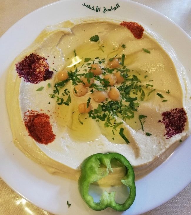 francescaturchi's tweet photo. Oggi per la rubrica "ricette dal mondo" vi porto in Medio Oriente per preparare uno dei piatti più tipici della cucina araba, ebraica, armena e levantina: l’#hummus.
Sul blog trovate la mia ricetta per prepararlo a casa: https://t.co/FhF2iWnZ2F https://t.co/C7yIjzWLVJ
