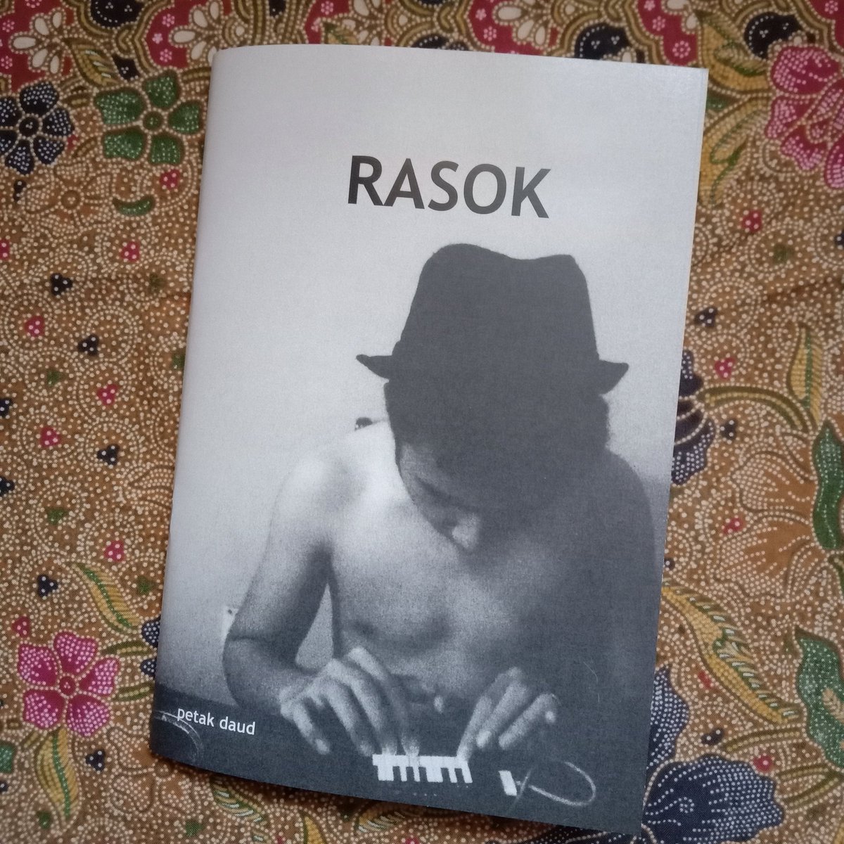 petakdaud's tweet photo. Zine RASOK. 
Zine kumpulan cerpen ini dahulu pernah diterbitkan sebagai buku bersaiz poket oleh @selutpress. Selepas kali pertama cetak, ianya tak dicetak lagi. 

Maka, saya zinekan ia semula. 

RM10.
DM/Whatsapp untuk membeli.

Klik link untuk whatsapp;
https://t.co/GzaPiYRnIB https://t.co/qEWFE5aLXD