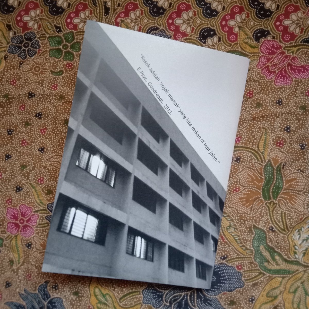 petakdaud's tweet photo. Zine RASOK. 
Zine kumpulan cerpen ini dahulu pernah diterbitkan sebagai buku bersaiz poket oleh @selutpress. Selepas kali pertama cetak, ianya tak dicetak lagi. 

Maka, saya zinekan ia semula. 

RM10.
DM/Whatsapp untuk membeli.

Klik link untuk whatsapp;
https://t.co/GzaPiYRnIB https://t.co/qEWFE5aLXD