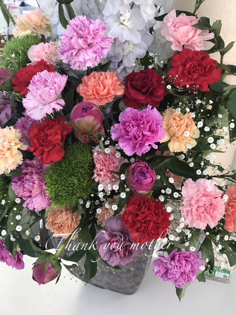 Marimo550829's tweet photo. #母の日
#カーネーション
#フラワーアレンジメント
#thank you mother https://t.co/KhYkWllweI