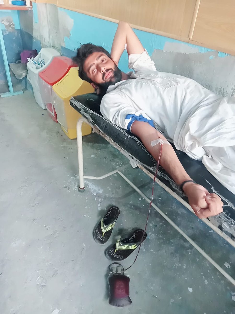 duasial5's tweet photo. وفا کی راہ کا ہر مسافر گواہی دے گا، کہ ہم کھڑے تھے۔۔۔
ٹیم سرعام خانیوال کے جانباز احسان نے تھیلسیمیا میں مبتلا بچے کو خون کا عطیہ کیا، اللّٰہ پاک ان جذبوں کو سلامت رکھیں۔۔۔
پاکستان ذندہ باد https://t.co/4mtJwugUcW