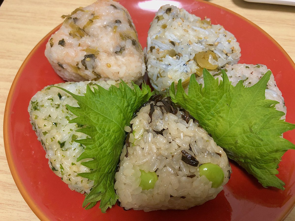 いつきのみや 今日の夜ごはん おにぎりいろいろ 赤だしのお味噌汁 焼きサバ たくあんポテトサラダ カプレーゼもどき ナスとカボチャの肉味噌炒め 作り置きのおかずたち勢ぞろい おにぎり 枝豆塩昆布 梅じゃこ大葉 ごまじゃこ高菜