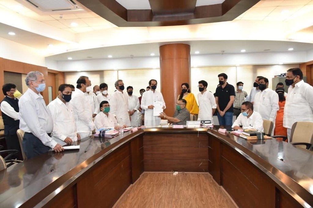 gang_eshwar's tweet image. दोनों तस्वीरों में फर्क साफ है

जो खुद नियम तोड़ रहें हैं, वो जनता को नियम तोड़ने से कैसे रोकेंगे। 

 #LockdownRules #AffidavitOfUT