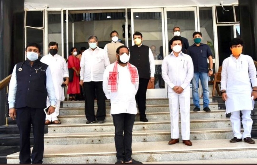 gang_eshwar's tweet image. दोनों तस्वीरों में फर्क साफ है

जो खुद नियम तोड़ रहें हैं, वो जनता को नियम तोड़ने से कैसे रोकेंगे। 

 #LockdownRules #AffidavitOfUT