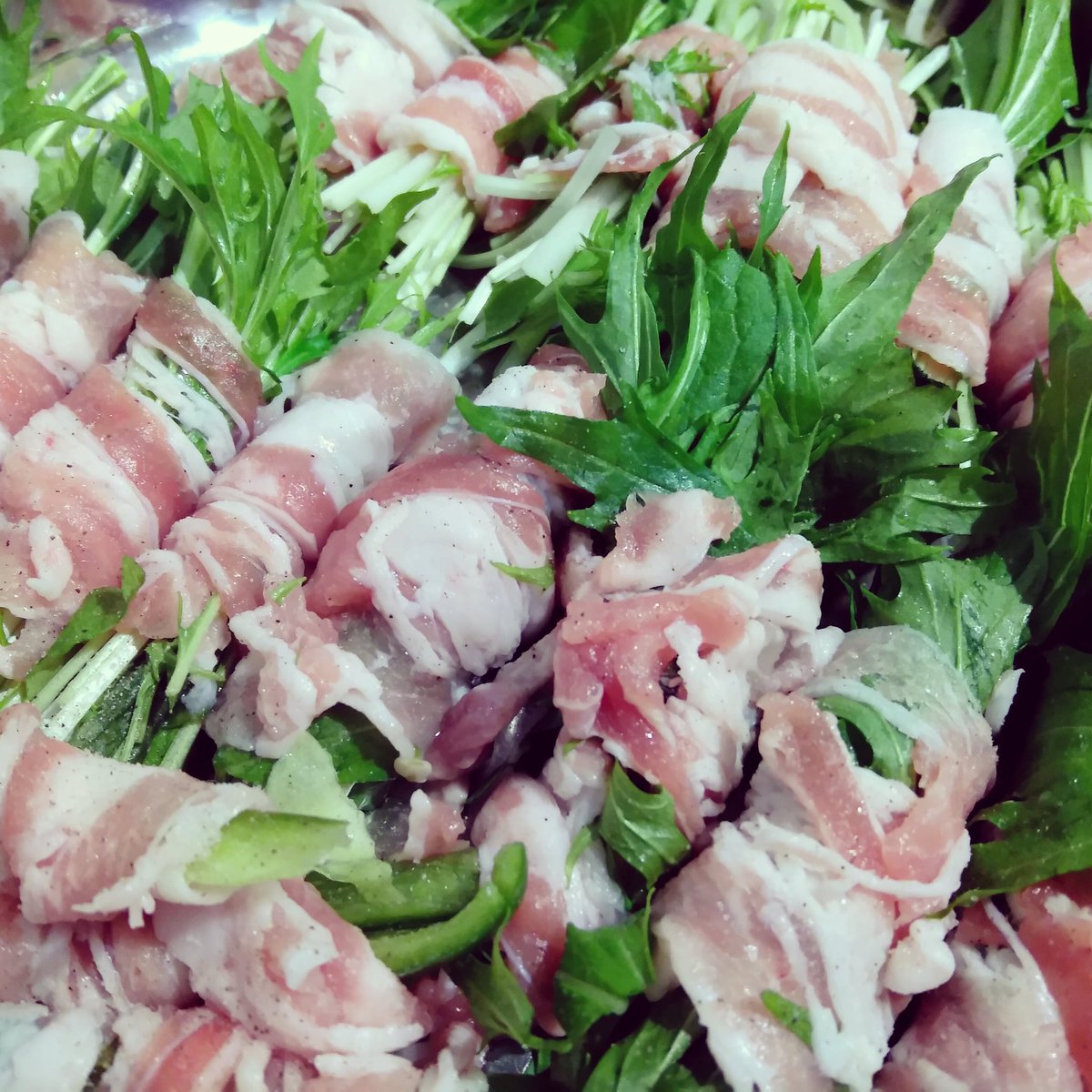 IchiroTour's tweet photo. とにかく、
野菜と肉が食べたいッ
　
今から、気合い入れて焼くから、
待ってろよ！
　
それにしても、野菜高いな〜
肉とキャベツの値段があんまり変わらないくらい高いな。
　
キャベツやめて、
水菜にしてみた。

#肉 #野菜 #料理日記 #料理 #野菜高い https://t.co/L4JDkKgbNB