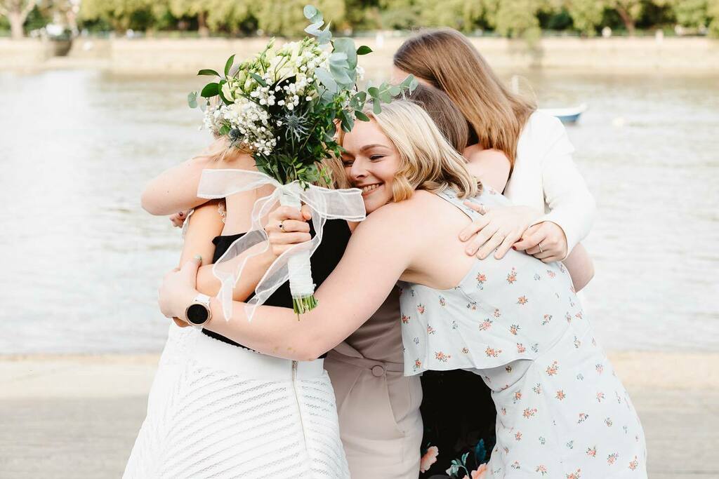 I think everyone’s looking forward to the time we can hug our friends and loved ones again. Here’s hoping it’s not too much longer. Love this photo of bride, Laura, getting full hugs from her bridesmaids. Wedding at @thamesrowingclub