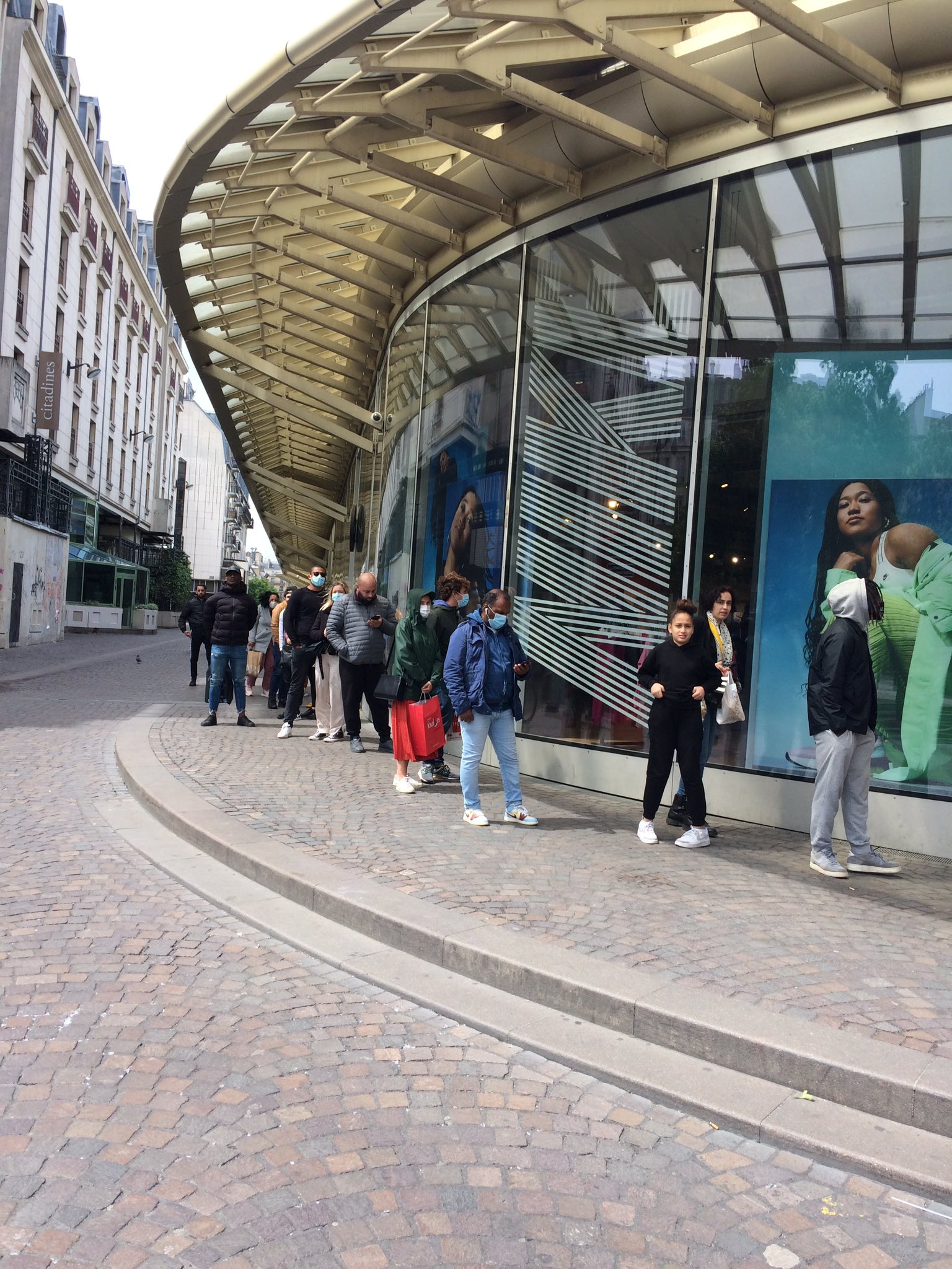 Christchurch hop tiener Nadia Abdel-Massih on Twitter: "Meanwhile it's busy at Forum des Halles.  Dozens queuing outside the Nike store. Most in masks.  https://t.co/9UXhtkZ67f" / Twitter