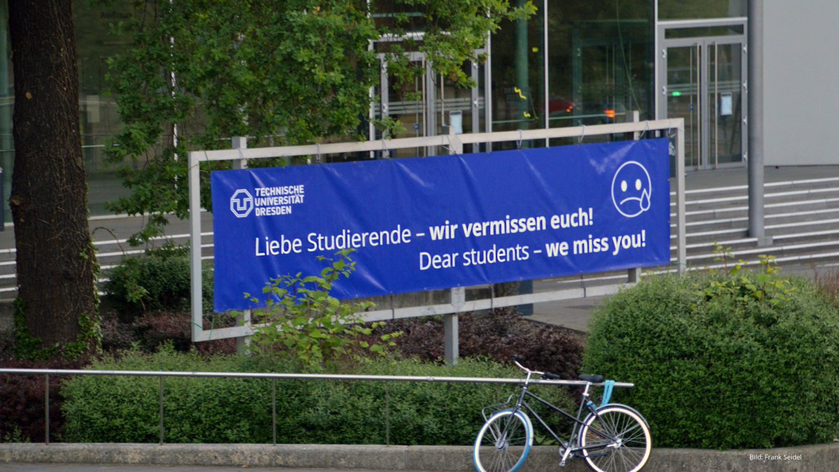 tudresden_de's tweet photo. Auch wenn einige wenige Lehrveranstaltungen nun wieder auf dem #Campus stattfinden, werden die meisten Studierenden in diesem Semester leider nicht mehr über den Campus laufen. Liebe Studierende – wir vermissen euch! #TUDresden https://t.co/WceNrMKmCL
