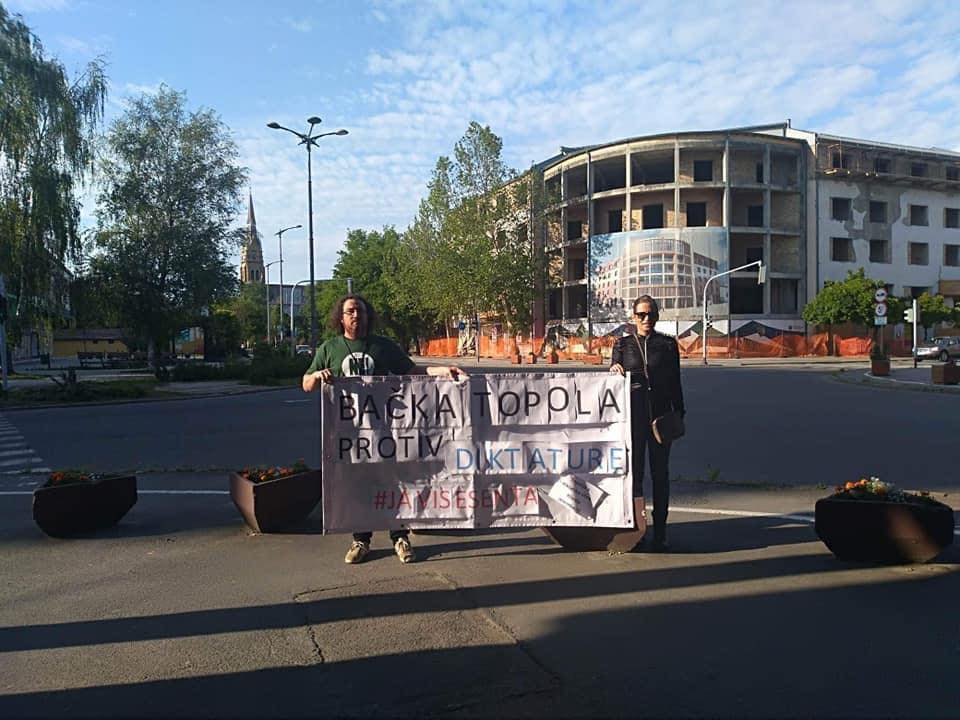 nedavimobgd's tweet photo. Lanac se ne prekida, sve je duži:
Niš pozvao #Preševo #Presheva - oni se odazvali i pozvali #Bujanovac
Kraljevo zvalo #Raška - oni se odazvali i zovu #Požarevac
Kula zvala #BačkaTopola - oni prosledili poziv za #Senta
#GrađanskiFRONT
#DigniGLAS
#GradoviProtivDiktature https://t.co/CgwoaJKn4N