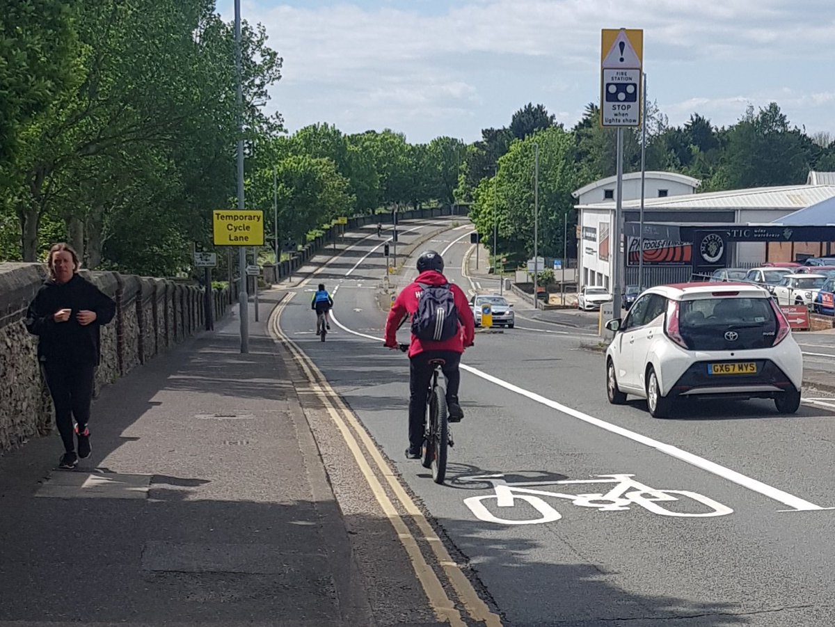 Thomasrobot's tweet photo. Looks like the new Brighton and Hove #temporarycyclelane is working! It felt safe enough in the daytime but could do with more reminders that it is a cycle lane and for cyclists to be wary of left turning vehicles. https://t.co/LaznBYLujv