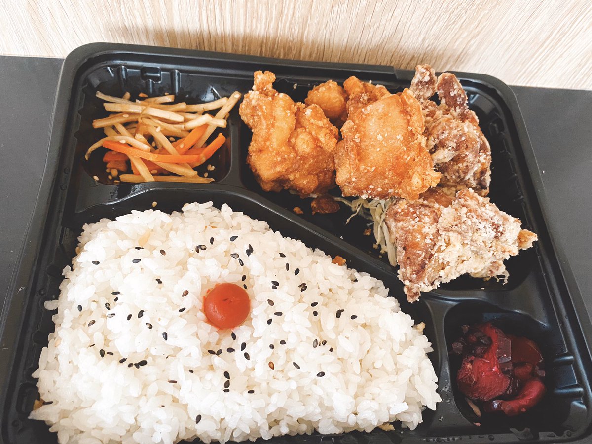 今日はお昼にイオンの前で売っていた
からあげ一歩さんのからあげ弁当を買いました🍱
ボリュームもあり凄く美味しいからあげでした👍

#宮城　#仙台　#からあげ弁当　#からあげ一歩