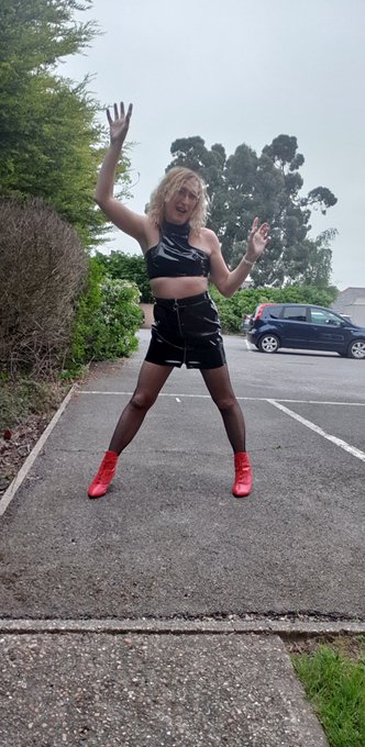 4 pic. A few outdoor pics after butting the bin bags out! 
#EssexGirlLisa #EssexSluts #BritishSluts #BootFetish