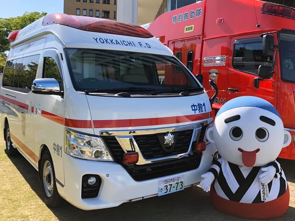 四日市市消防本部 公式 今日からいよいよ自動車のご当地ナンバ に 四日市 が登場しました 四日市消防も中署の高規格救急車と南署の救助工作車に装着しました かわいいこにゅうどうくんとコンビナートの夜景のイラスト入りです 皆さんもまちで