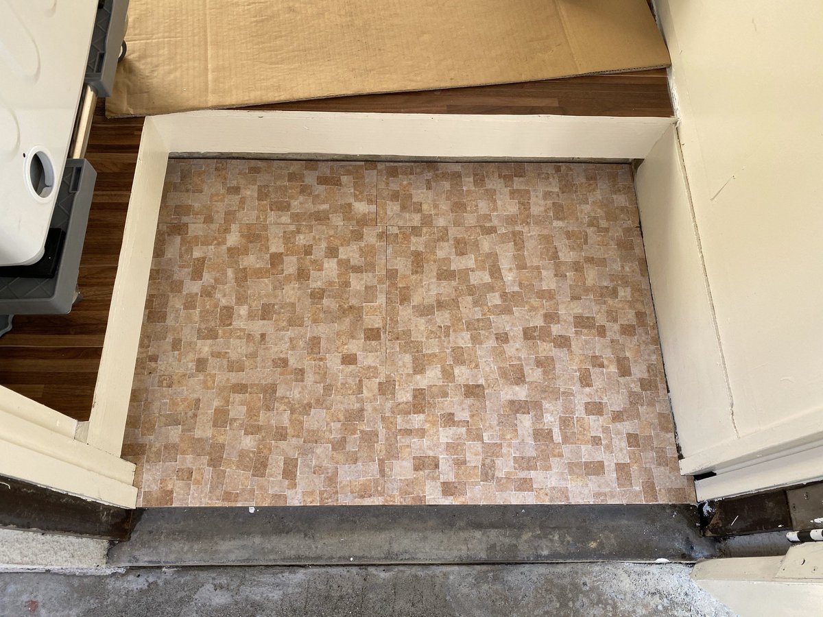 O Xrhsths こまいぬ 不動産投資家 Sto Twitter 築古ボロアパートの空室リフォーム 玄関土間 にホームセンターで売ってるビニル床タイルをdiyで貼ってみました ビニル床タイル3枚 1 650円 接着剤 1 000円 かなり余った 床タイルはカッターでカットできるので手軽な