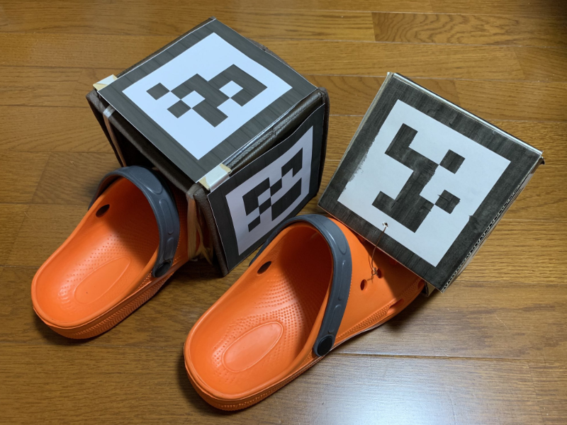 sin1's tweet photo. #Driver4VR のカメラマーカーでなんちゃってフルトラをする足トラッカーを、バージョン2.0(左側・100均のフリーボックス)にした。マーカーの大きさは同じなんだけど、向きのせいか左足の方が動きが自然な感じ。 https://t.co/ixWECVkyq9