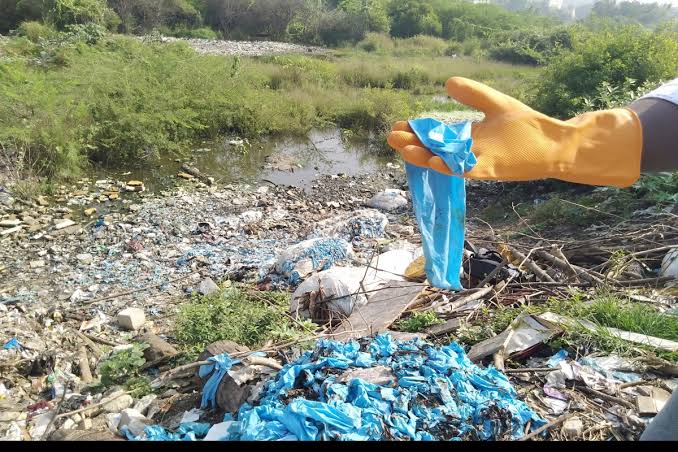 NammaBNP's tweet photo. Waste workers now have to deal with a veiled threat. Used masks are not being understood as hazardous waste and losing their way into the dry waste bag? #2bin1bag #SWMRT #BBMPSWMSplComm https://t.co/alnUQlr9W0