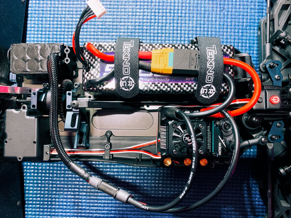 MrGadgetFreak's tweet image. Nachdem die ursprüngliche ESC &amp;amp; Motor Combo (XeRun Combo XR8 Plus Regler + Sensored 4274-2250kV Motor) rausgeflogen ist, hat nun der @HOBBYWING_ #MAX8 Einzug erhalten. Netterweise durfte ich allerdings sämtliche Lötarbeiten von vorne beginnen 😤 
#MT410 #TeknoRC #TeknoTakeover