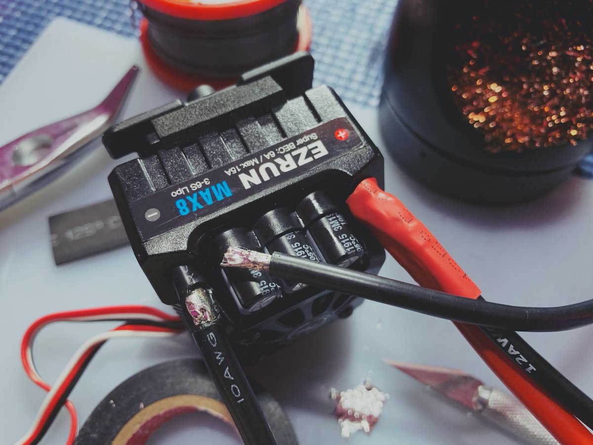 MrGadgetFreak's tweet image. Nachdem die ursprüngliche ESC &amp;amp; Motor Combo (XeRun Combo XR8 Plus Regler + Sensored 4274-2250kV Motor) rausgeflogen ist, hat nun der @HOBBYWING_ #MAX8 Einzug erhalten. Netterweise durfte ich allerdings sämtliche Lötarbeiten von vorne beginnen 😤 
#MT410 #TeknoRC #TeknoTakeover