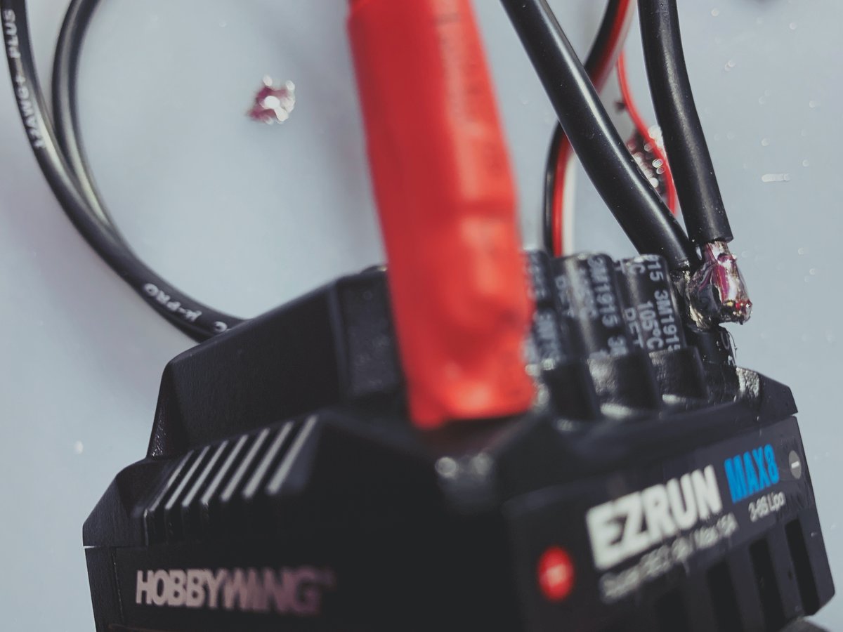 MrGadgetFreak's tweet image. Nachdem die ursprüngliche ESC &amp;amp; Motor Combo (XeRun Combo XR8 Plus Regler + Sensored 4274-2250kV Motor) rausgeflogen ist, hat nun der @HOBBYWING_ #MAX8 Einzug erhalten. Netterweise durfte ich allerdings sämtliche Lötarbeiten von vorne beginnen 😤 
#MT410 #TeknoRC #TeknoTakeover