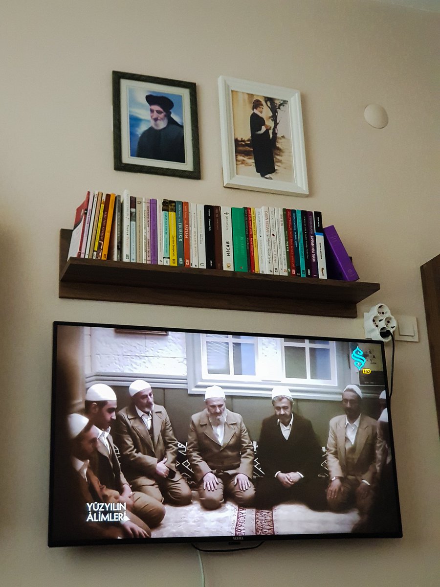 Dedem Şeyh Haci Seyyidin fotoğrafı duvarda böyle asılıydı senelerdir, yanına Üstad hazretlerini ekledikten birkaç saat sonra dedemin çerçevesi düştü fotoğrafla birlikte paramparça oldu. Babam diyor ki deden üstada dayanamadı, makamı ona verdi intihar etti 😂