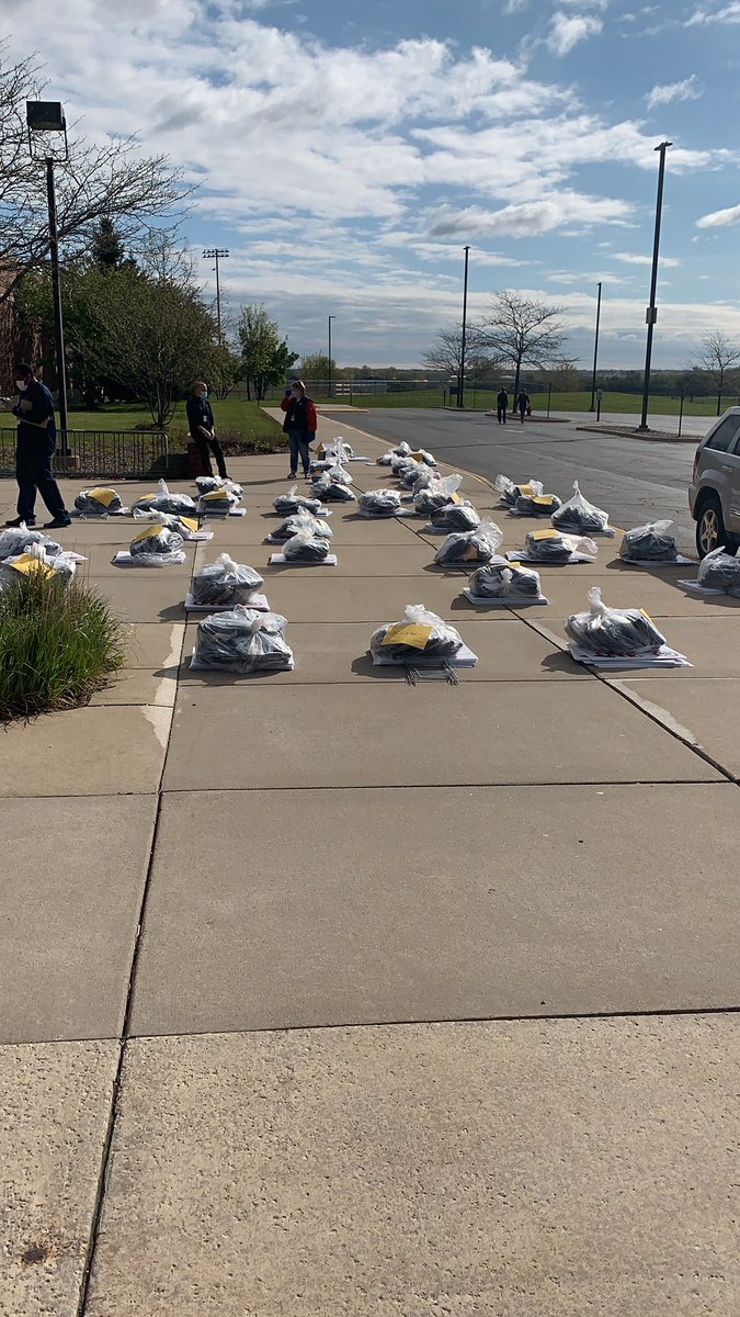 sehssports's tweet photo. Signs and caps and gowns are ready for delivery today. #RollStrom  @SecondaryU46 @sdu46 @TonySandersU46 https://t.co/H8r4Od1yWD