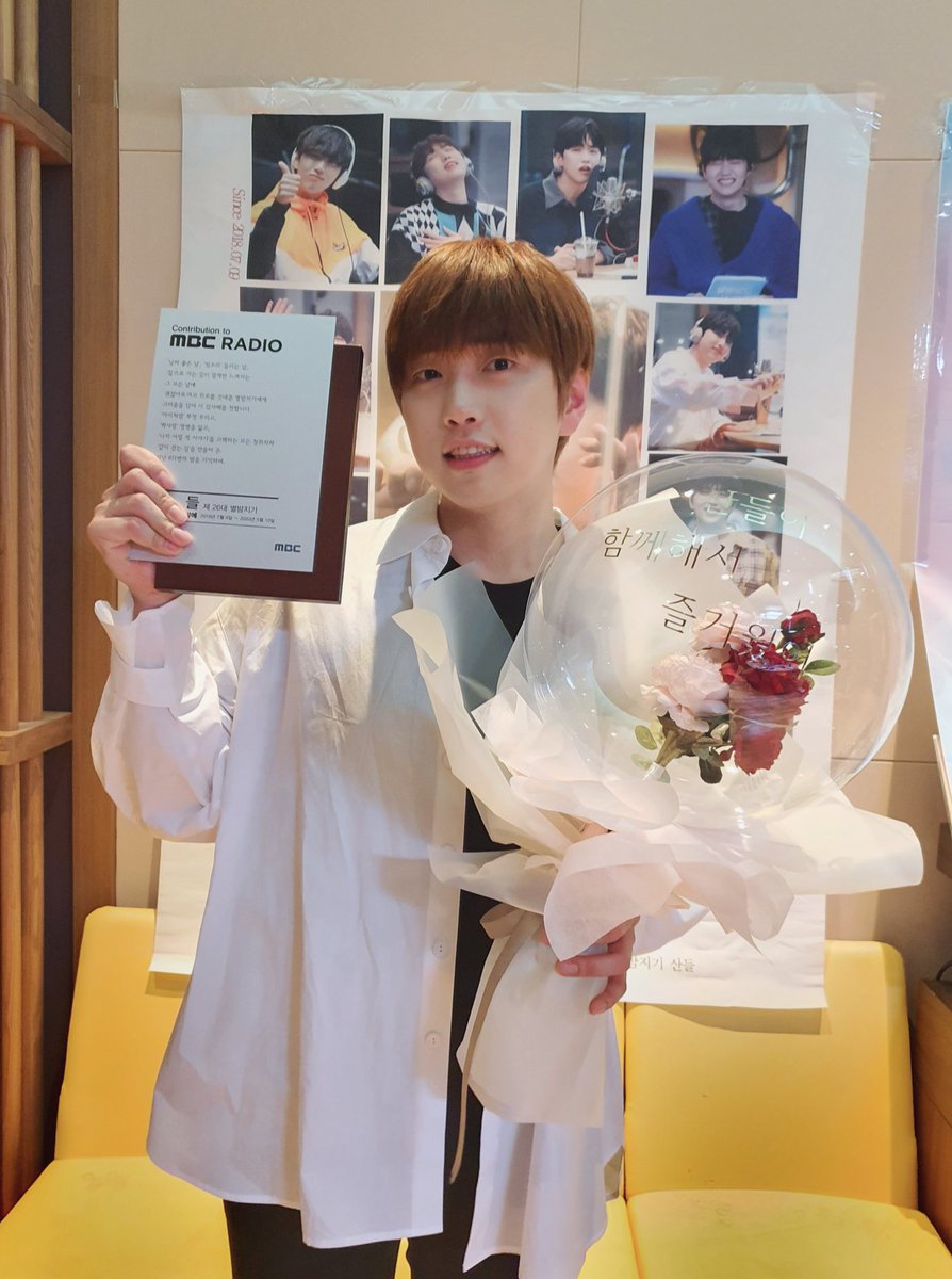 B1A4STBR's tweet photo. [TRANS] (200510) Atualização da mbcstar com Sandeul

# Starry Night do Sandeul # última noite
#MBC Radio e #StarryNight produção preparou isso.
# uma placa e # um bouquet de flores,
Tiramos uma foto na frente dos banners

#MBC #Radio #StandardFM #SandeulStarryNight https://t.co/Pdw7Lfp3nA
