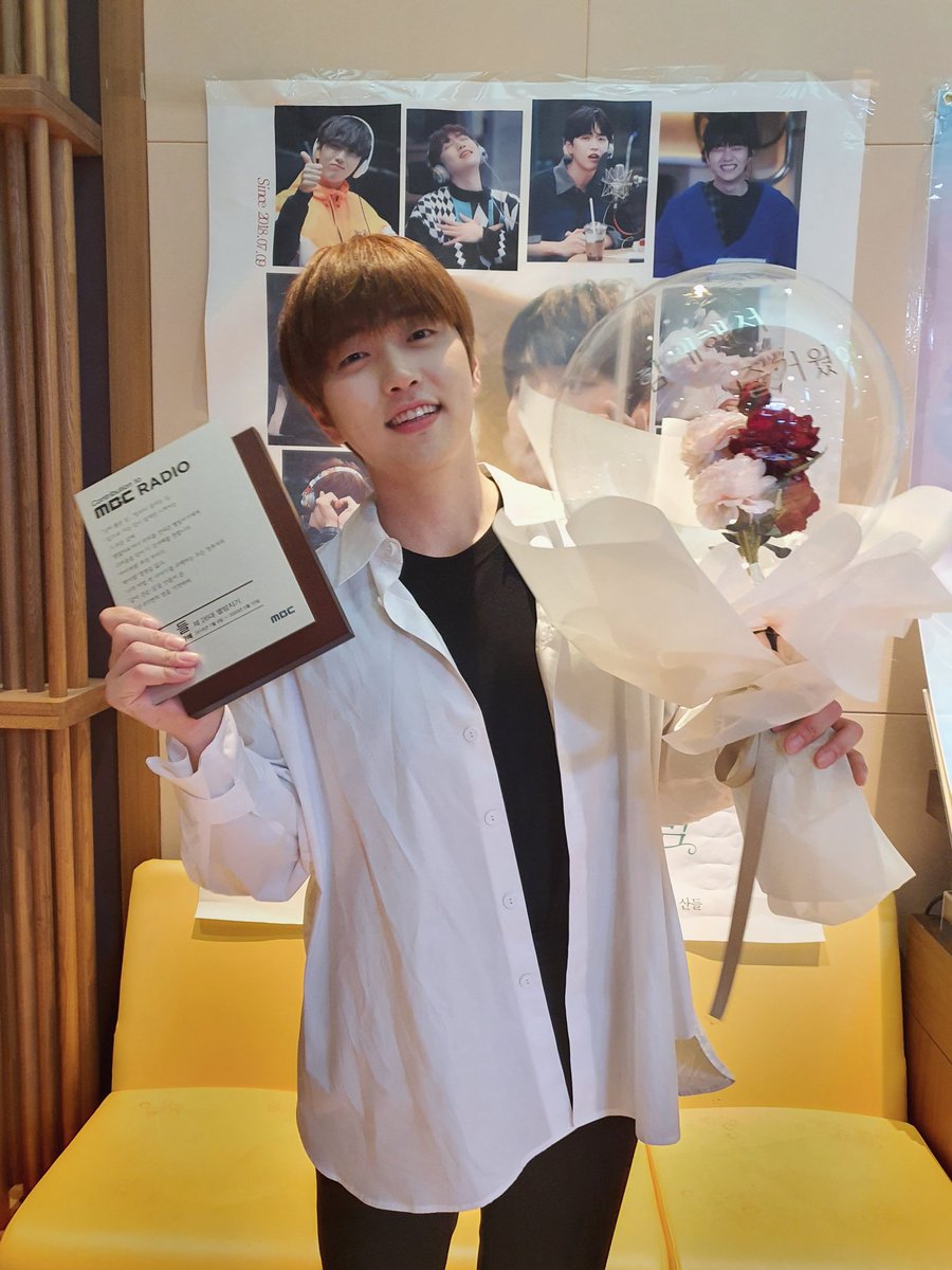 B1A4STBR's tweet photo. [TRANS] (200510) Atualização da mbcstar com Sandeul

# Starry Night do Sandeul # última noite
#MBC Radio e #StarryNight produção preparou isso.
# uma placa e # um bouquet de flores,
Tiramos uma foto na frente dos banners

#MBC #Radio #StandardFM #SandeulStarryNight https://t.co/Pdw7Lfp3nA