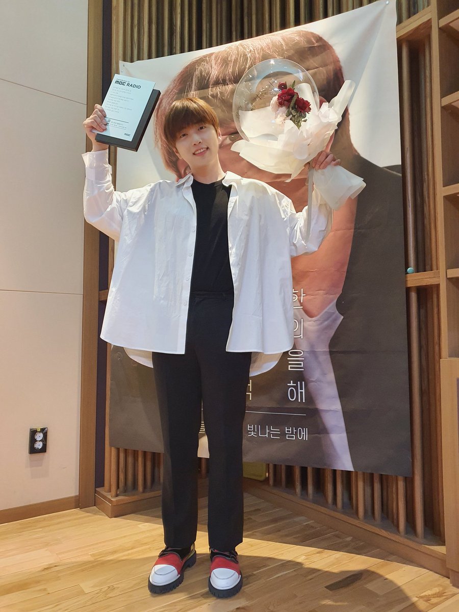 B1A4STBR's tweet photo. [TRANS] (200510) Atualização da mbcstar com Sandeul

# Starry Night do Sandeul # última noite
#MBC Radio e #StarryNight produção preparou isso.
# uma placa e # um bouquet de flores,
Tiramos uma foto na frente dos banners

#MBC #Radio #StandardFM #SandeulStarryNight https://t.co/Pdw7Lfp3nA