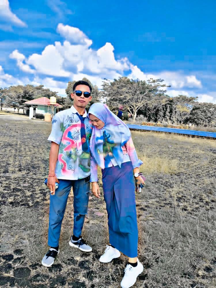 _apheeee's tweet photo. .ga rame" kok cuma bertiga aj sma yg fotoin wk;) https://t.co/okrPTl8118