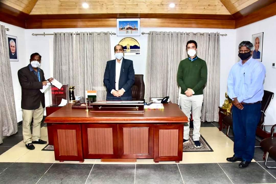 CMOFFICEHP's tweet photo. मुख्यमंत्री श्री @jairamthakurbjp जी को आज दवाइयों की नामी कंपनी सिपला, बद्दी की ओर से संबंधित पदाधिकारियों ने एचपी एसडीएमए कोविड-19 स्टेट डिजास्टर रिस्पाॅन्स फंड के लिए 50 लाख रुपए का चैक भेंट किया।

मुख्यमंत्री जी ने इस नेक कार्य के लिए उनका आभार जताया है। https://t.co/1q4yFhU3pI