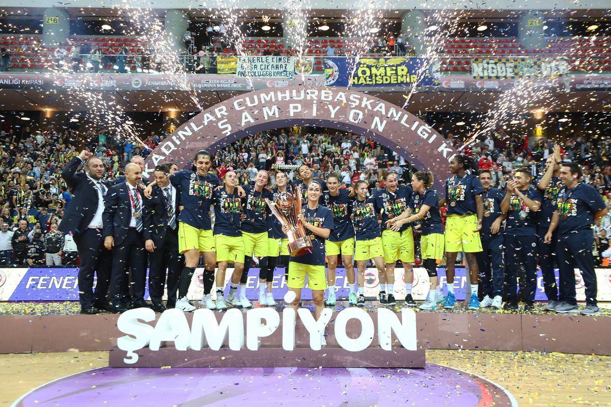 Fenerbahçe için insan sağlığı tüm şampiyonluklar, kupalardan önemlidir! Şampiyonluk yürüyüşümüz seneye devam edecek! 💛💙