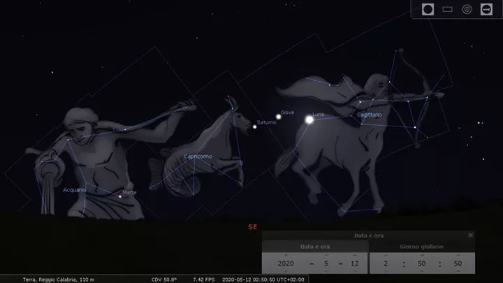 Sfilata di astri
Luna, Giove e Saturno rapiranno gli sguardi sorgendo tra loro vicini intorno alle 1,30.
Per vedere anche Marte, che è un po' distanziato, bisognerà aspettare le 3.00.
Luna e Giove si trovano nel Sagittario, Saturno in Capricorno, e a chiudere Marte in Acquario.