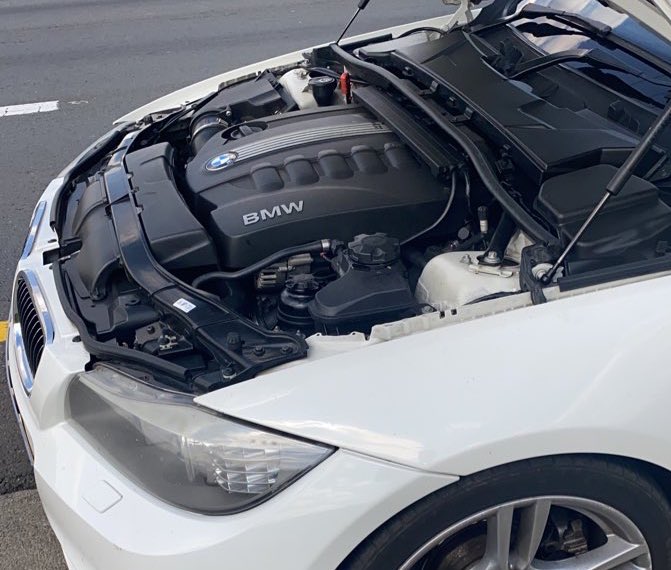 sellokhumalo7's tweet photo. When you are stuck on the side of the road, don’t jump to your phone just open the bonnet to give wifey and the kid some and come back to say Geez it’s a big thing I can’t fix. As you reach for the fone.🤣🤣🤣 #daddytried https://t.co/LFpjsmmSCI