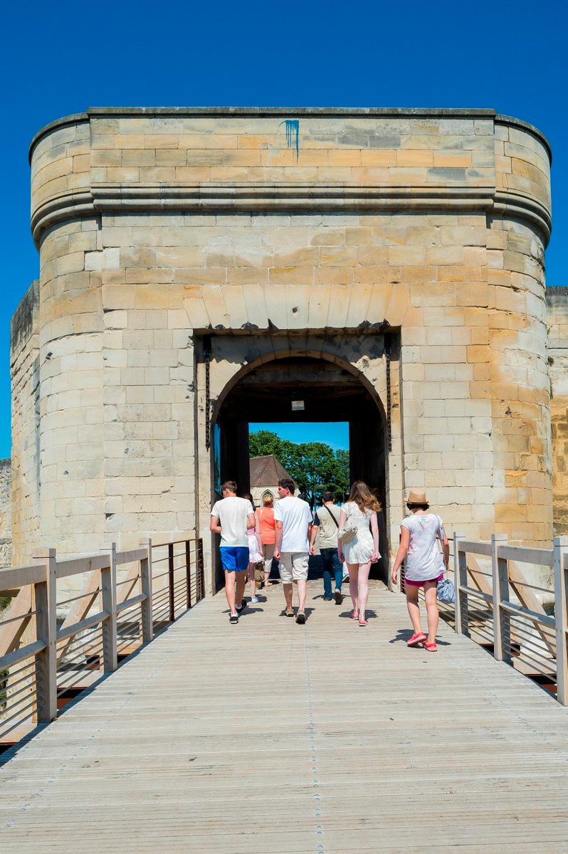 MuseeNormandie's tweet photo. Nous débutons cette #MuseumWeek2020 par Guillaume Le Conquérant, fondateur de notre beau #château de #Caen ! 🏰#HerosMW #HeroesMW #MuseumWeek #MuseumWeekFrance @reseaudesmusees 

⬇️Portrait en pied de Guillaume Le Conquérant, par Yvonne Guégan, 1966 https://t.co/kjCbXkvUAJ