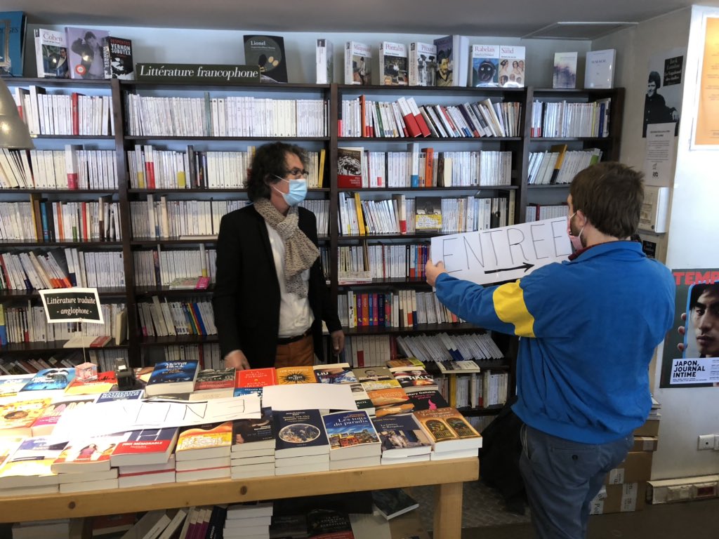 franckriester's tweet photo. Aujourd’hui et demain, nos librairies rouvrent leurs portes. L’équipe de la librairie « Comme un roman » à Paris se prépare : sens de circulation, gestes barrières, gel hydroalcoolique. Je suis venu les saluer et leur dire que l’État est là pour les accompagner. #TousEnLibrairie https://t.co/jdzVDj6Unw